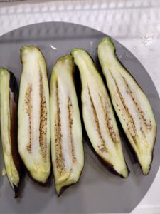縦半分に切った茄子