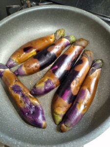 断面から焼く茄子