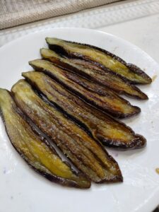 お皿に載せた茄子