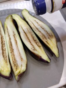 茄子に塩を振る