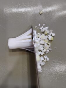 刻み途中のネギ