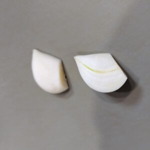 半分に切ったにんにく１かけ
