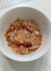 きざみネギに鰹節と醬油をかける