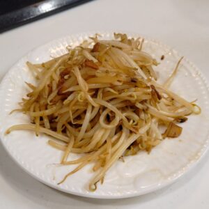 お皿に盛りつけたもやし炒め