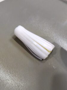 切り込みを入れたネギ