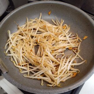 タレとにんにくを合わせて炒めるもやし
