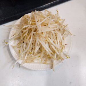 お皿に盛ったもやし