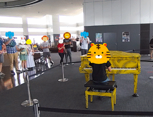 おもいでピアノを演奏する子ども