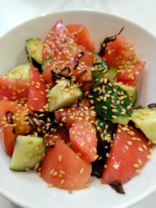 完成したきゅうりとトマトの塩こんぶサラダ