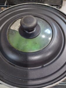 蓋をしたフライパン