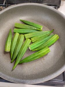 オクラを入れたフライパン