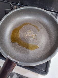 ゴマ油をひいたフライパン