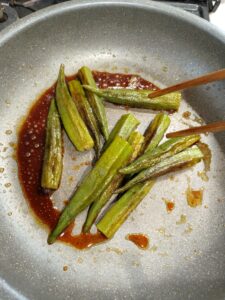 醬油をからめて焼くオクラ