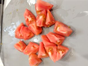 一口サイズに切ったトマト